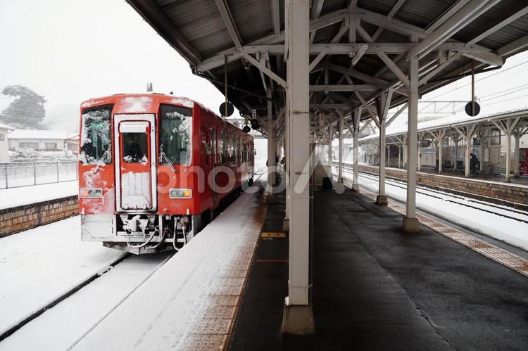 ＪＲ木次線の雪の宍道駅に停車中の普通列車 jr木次線,jr西日本,木次線の写真素材