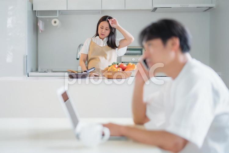 出産直前の妊婦と仕事する男性（体調不良） 破水,陣痛,妊婦の写真素材