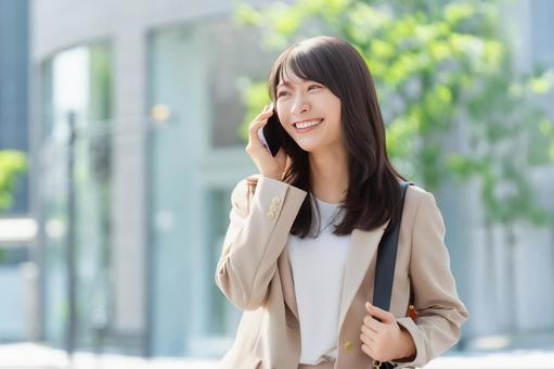 オフィス街を歩く女性・ビジネスウーマン 女性,ビジネス,歩くの写真素材