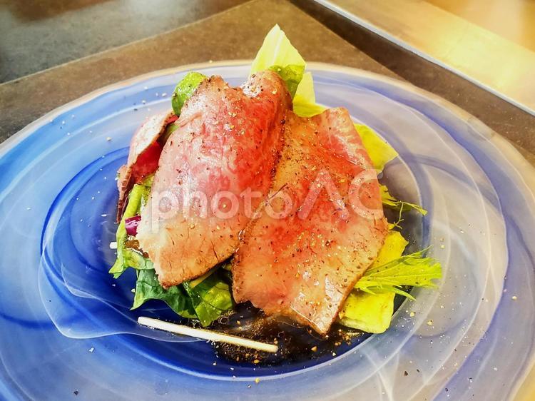 ガラス皿に盛られたローストビーフのサラダ ローストビーフ,サラダ,肉料理の写真素材