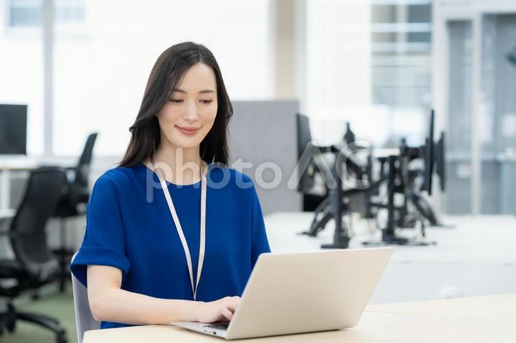 オフィスカジュアルの若い女性エンジニア ビジネス,エンジニア,女性の写真素材