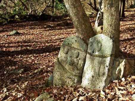 晩秋の路傍の野仏 石仏,野仏,癒しの写真素材