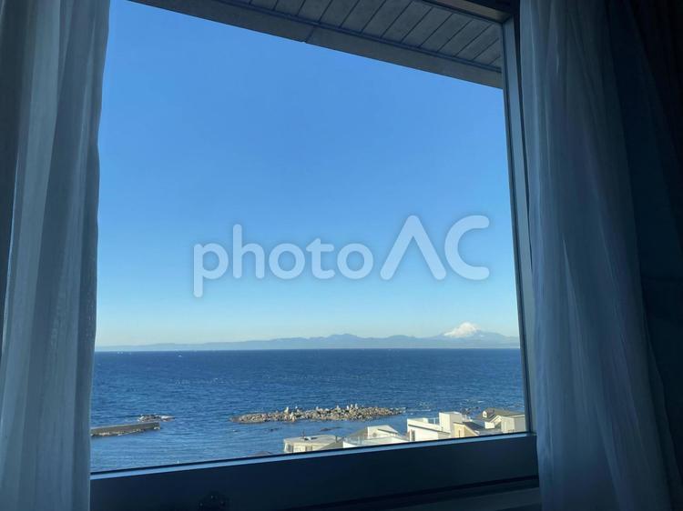 窓から見える海の景色 海,空,窓からの景色の写真素材