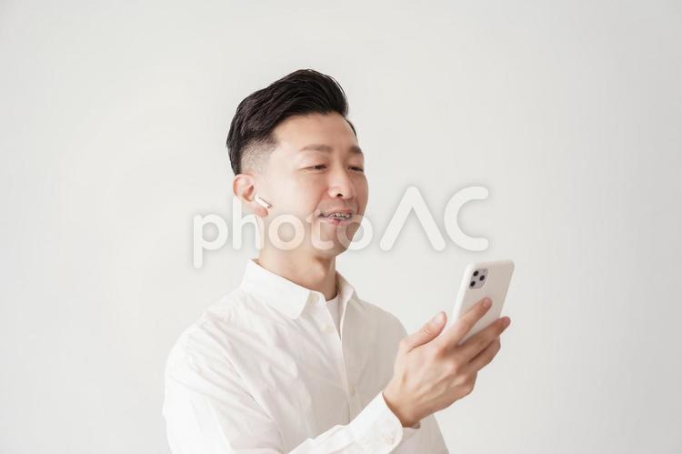 スマートフォンの画面を見る男性  男性,スマホ,日本人の写真素材