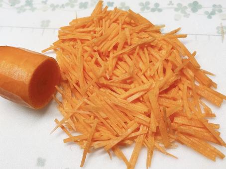 ニンジンの千切り 緑黄色野菜,ニンジン,人参の写真素材