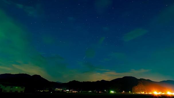 北の夜空を駆ける光の軌跡 北の夜空を駆ける光の軌跡 彗星,尾,星空の写真素材