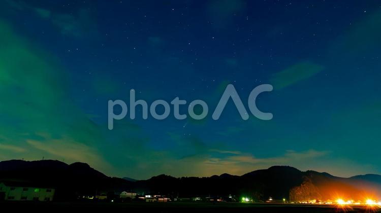 北の夜空を駆ける光の軌跡 彗星,尾,星空の写真素材