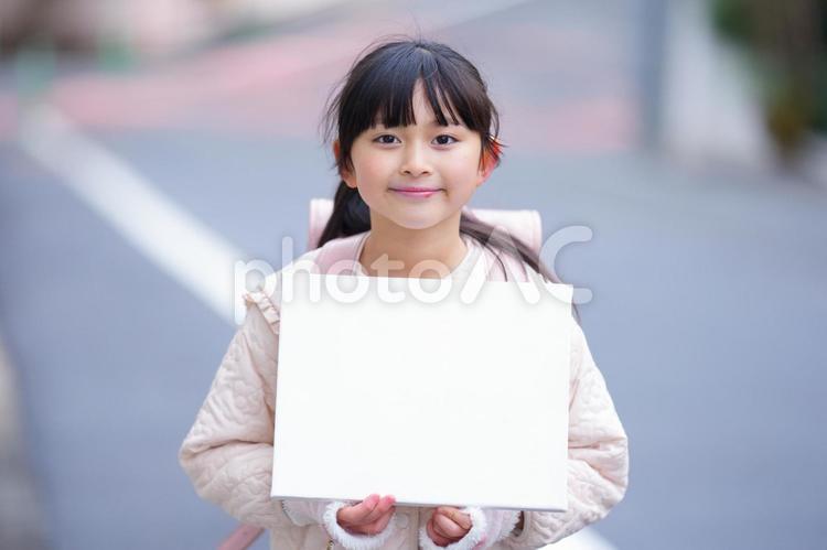 カメラ目線で画用紙を持っている女の子 女の子,人物,カメラ目線の写真素材