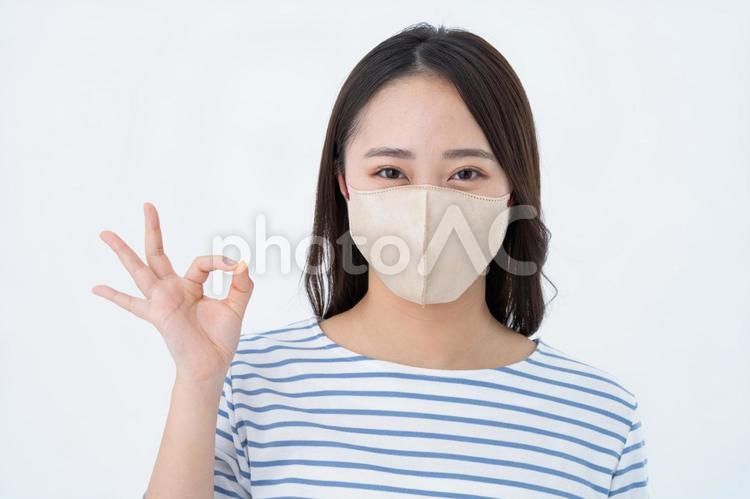 マスクをしてOKサインをする若い女性 マスク,マスク姿,感染予防の写真素材