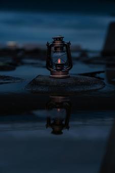 水面に映るアンティークランタンの写真