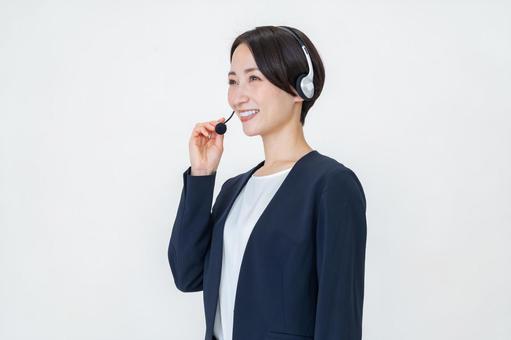 ヘッドセットをつける女性 ヘッドセットをつける女性 オペレーター,ビジネス,ヘッドセットの写真素材