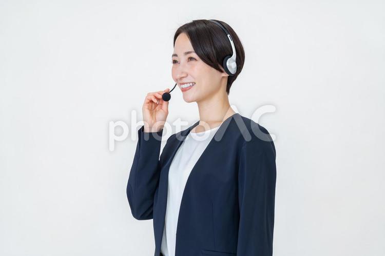 ヘッドセットをつける女性 オペレーター,ビジネス,ヘッドセットの写真素材