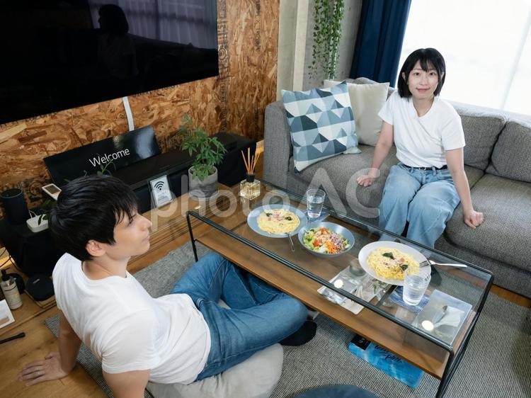 １３：夫婦団らん（ソファー） 団らん,ソファー,女性の写真素材