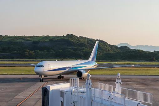 夕焼けの光に包まれる航空機 夕焼けの光に包まれる航空機 飛行機,航空機,旅客機の写真素材