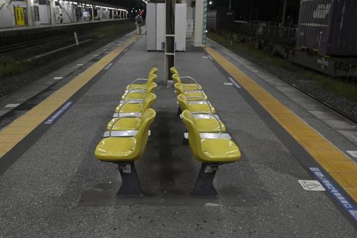 夜のホーム.黄色い椅子 鉄道駅,椅子,黄色の写真素材
