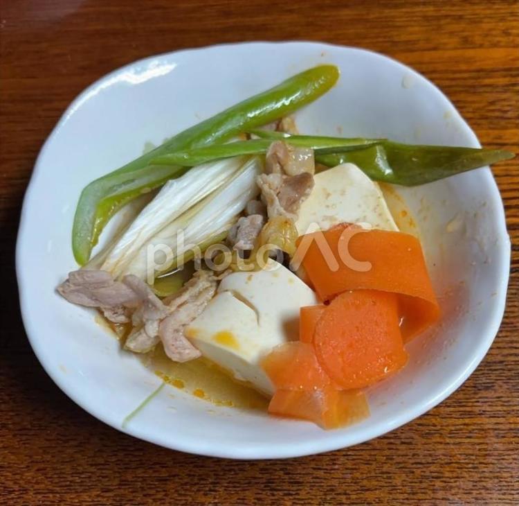 R7.01.06 豚肉と野菜の鍋の取り皿 夕食,取り皿,鍋物の写真素材