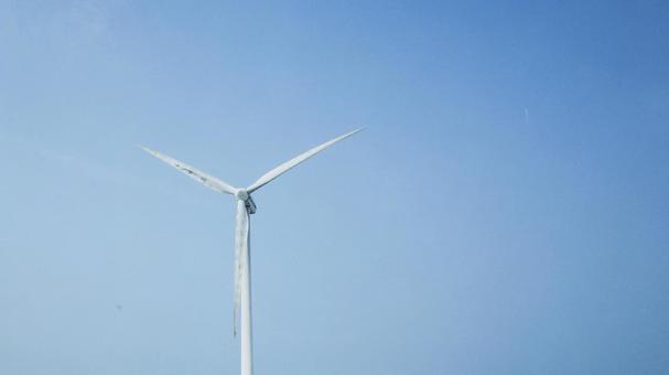 青空にそびえる風力発電の風車 青空にそびえる風力発電の風車 風力発電,風車,クリーンエネルギーの写真素材