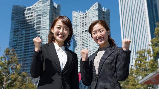 ガッツポーズをする二人の女性会社員 ガッツポーズをする二人の女性会社員の写真