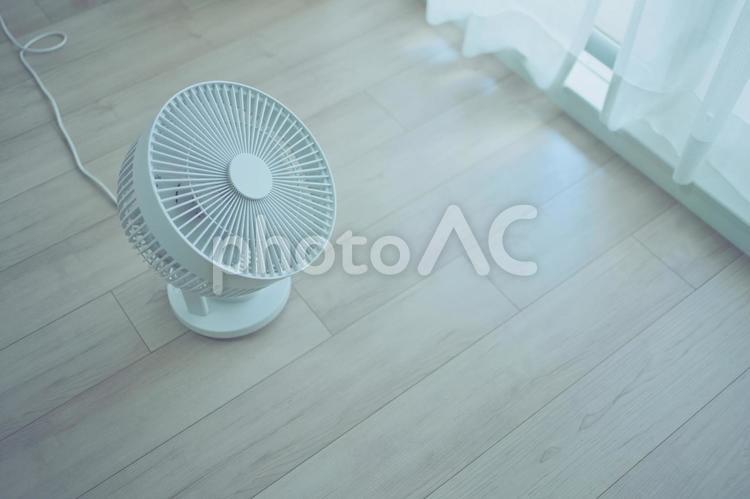 室内に置かれたサーキュレーター サーキュレーター,扇風機,ホームの写真素材