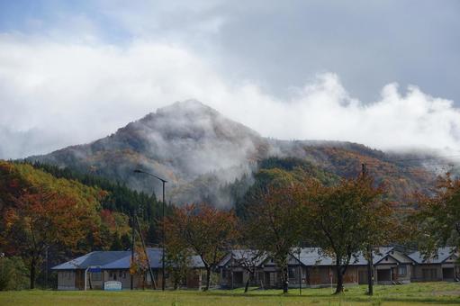 霧がかかる紅葉した山 霧,紅葉,山の写真素材