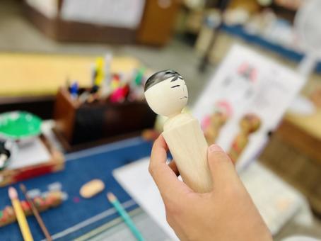 こけつを持つ男性 こけつを持つ男性 鳴子温泉,こけし,こけし絵付の写真素材