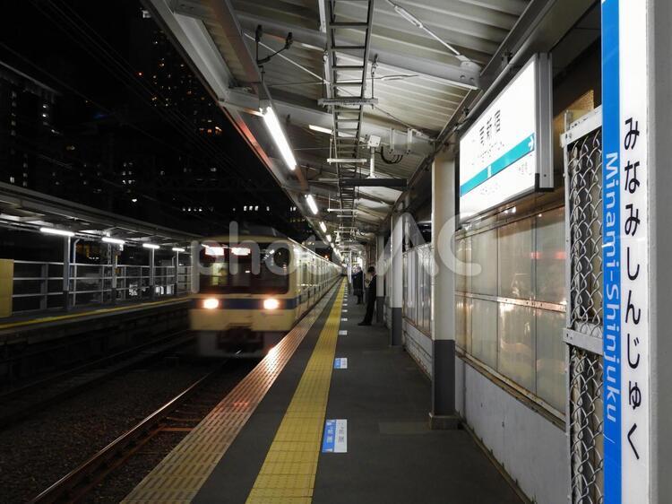 日没頃の南新宿駅ホーム 小田急,小田急線,南新宿駅の写真素材