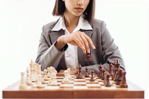 女性がチェスをしている(白背景) 女性がチェスをしている(白背景)の写真