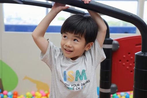 室内遊具で遊ぶ男の子 男の子,室内遊具,幼児教育の写真素材