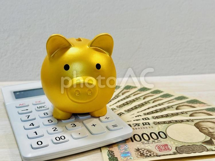 金色の豚の貯金箱と電卓とお金 貯金箱,電卓,お金の写真素材
