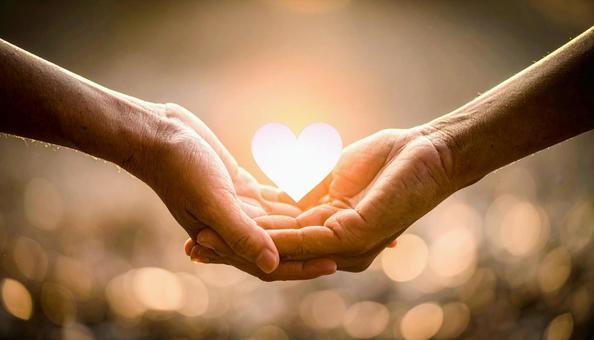 恋人イメージ ハートを持つ男女の手 恋人イメージ ハートを持つ男女の手の写真