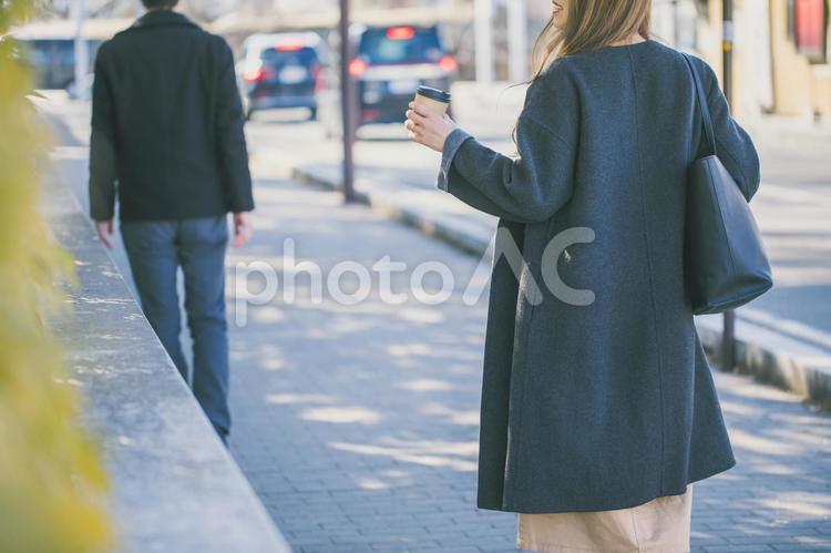 コーヒーを片手に勤する女性　Office Lady 出勤,朝,昼の写真素材