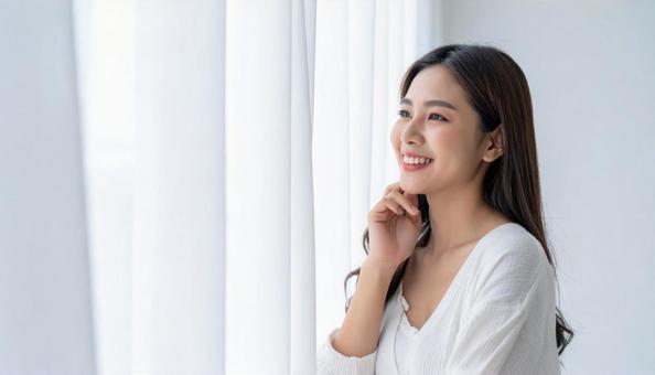 韓国風のスキンケアをする女性 韓国風のスキンケアをする女性の写真