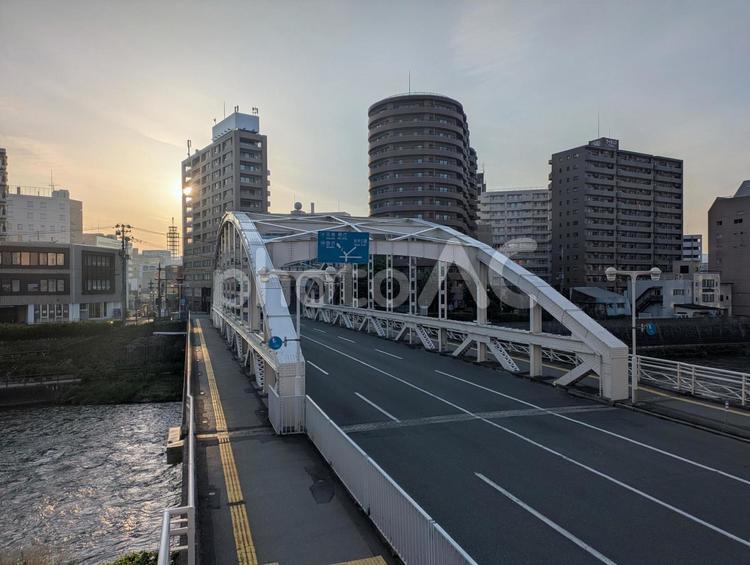 岩手県盛岡市の盛岡駅前の開運橋 開運橋,橋,街並みの写真素材