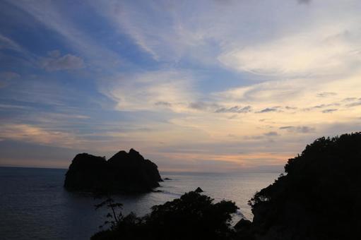 西伊豆町温泉街からの素晴らしい夕陽の写真