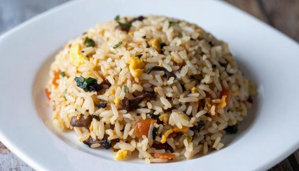 白い皿に盛られたチャーハン 白い皿に盛られたチャーハンの写真