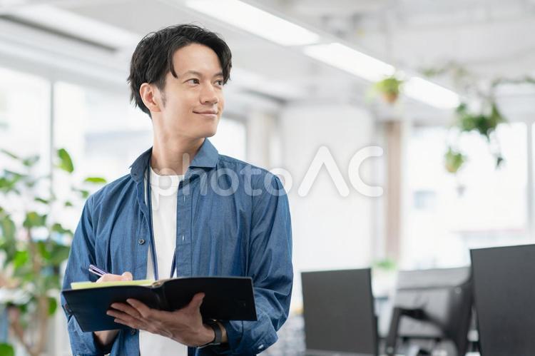 オフィスで仕事する若いビジネスマン ビジネス,若い,ビジネスマンの写真素材