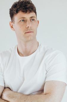 腕組みをして遠くを見る男性 男性,外国人,欧米人の写真素材