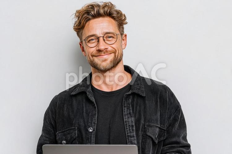 こちらに向かって微笑む男性 男性,一人,カジュアルの写真素材