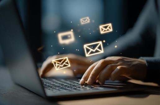 ノートパソコンでメールを送受信の写真