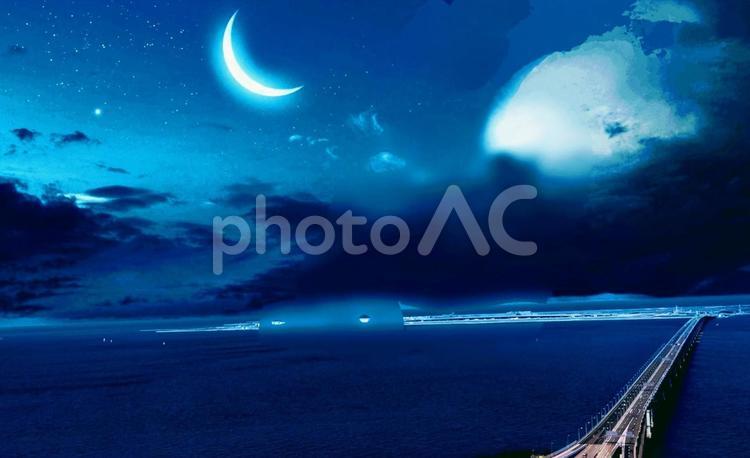 夜の海と明るい三日月 三日月,月,夜景の写真素材