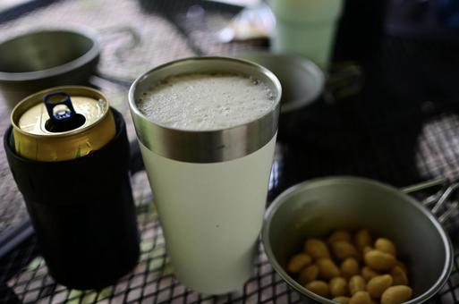 キャンプでビール キャンプでビール キャンプ,ビール,つまみの写真素材