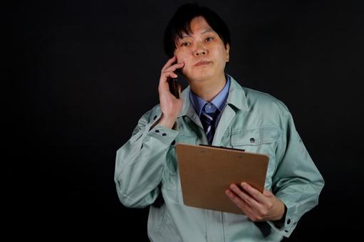 作業着の男性電話応対 作業着の男性電話応対 男性,作業着,電話の写真素材