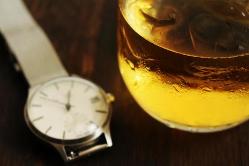 腕時計と冷たい飲み物 腕時計と冷たい飲み物 腕時計,飲み物,氷の写真素材