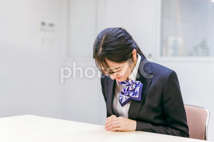 お辞儀するビジネスウーマン 銀行員,窓口,ホテリエの写真素材