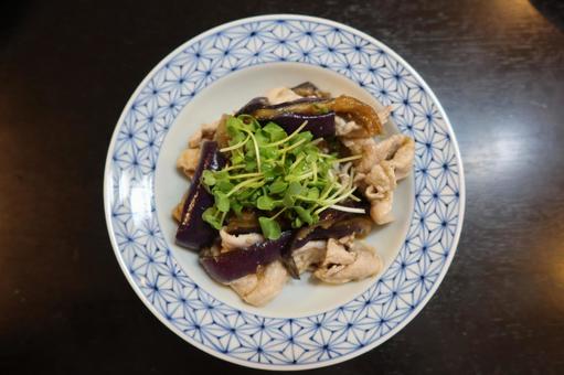 豚肉と秋ナスのさっぱり和え(上から) 豚肉と秋ナスのさっぱり和え(上から) 茄子,ナス,豚肉の写真素材