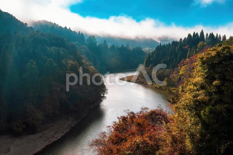 彩り最上川、山形県朝日町の秋景色 最上川,山形県,朝日町の写真素材