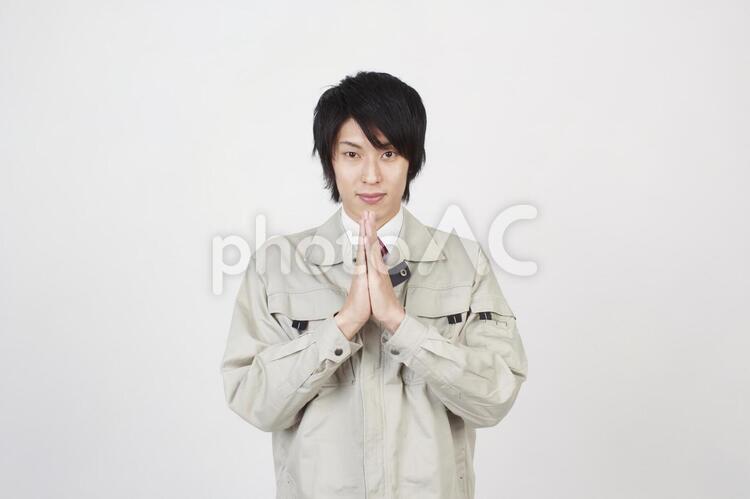 手を合わせる作業着の男性4 男性,日本人,エンジニアの写真素材