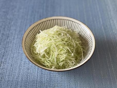 器にこんもり盛られた千切りキャベツ 器にこんもり盛られた千切りキャベツ キャベツ,千切り,食物繊維の写真素材