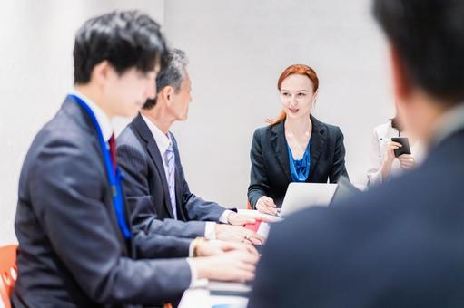 国際会議で通訳をする女性 国際会議で通訳をする女性 チームワーク,会議,海外の写真素材