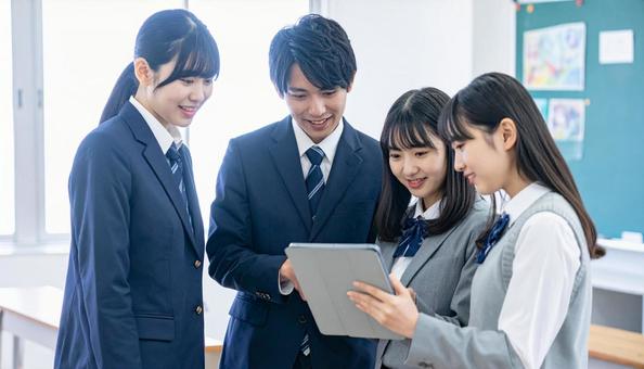 タブレットを使って協働的に学ぶ生徒たち タブレットを使って協働的に学ぶ生徒たちの写真